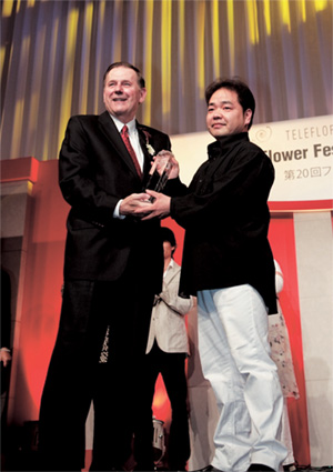 写真：テレフロールインターナショナル会長トム・バトラー氏と蛭田謙一郎